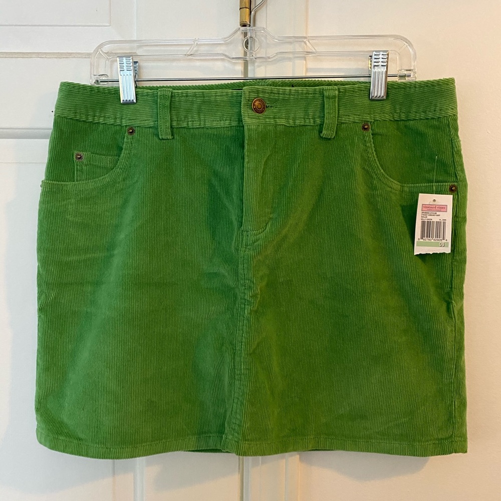 NWT. Green Corduroy Vineyard Vines Skirt.
